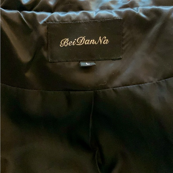 JACKET BLACK SATIN PUFFER STYLE WITH FANCY COLLAR AND BACK. SIZE LARGE - Picture 7 of 7